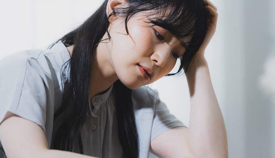 落ち込んでいる女性の画像